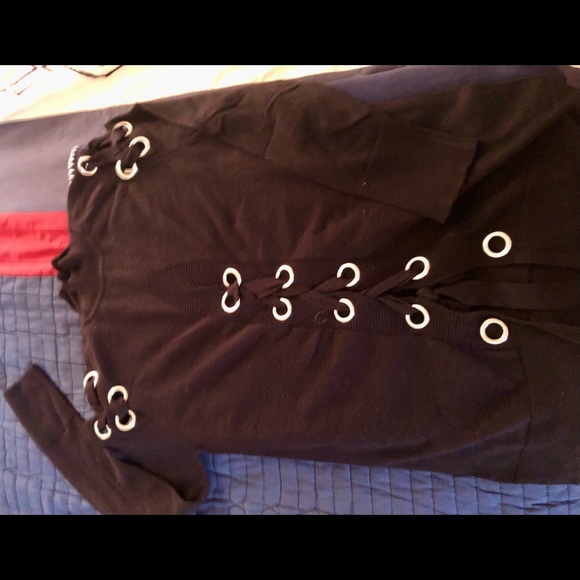 Stylish grommeted sweater - Picture 2 of 5